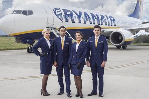 Η Ryanair ψάχνει Έλληνες υπαλλήλους. Πού θα υποβάλλετε αίτηση και ποια προσόντα πρέπει να έχετε