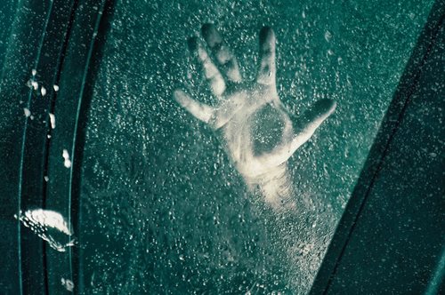 Βρίσκεστε σε αμάξι που βυθίζεται; Να τι πρέπει να κάνετε για να σωθείτε