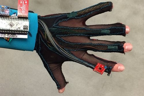 Γάντια που μετατρέπουν τη νοηματική γλώσσα σε λέξεις κατασκεύασαν αμερικανοί φοιτητές