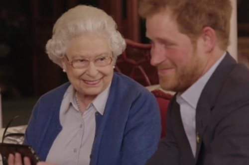 Τρελό γέλιο.Η βασίλισσα Ελισάβετ τρολάρει το ζεύγος Ομπάμα