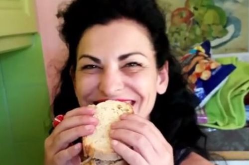 Η Ελένη Ψυχούλη ανέβασε ένα τέλειο βίντεο για τοστ με αρνί (;) στο instagram