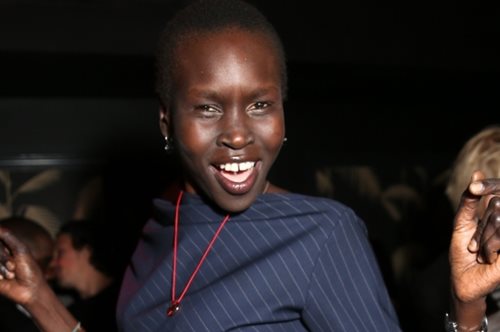 Όμορφη, σοβαρή και σκεπτόμενη. Η Άλεκ Γουέκ από Σουδανή πρόσφυγας έγινε διεθνές σούπερ μόντελ