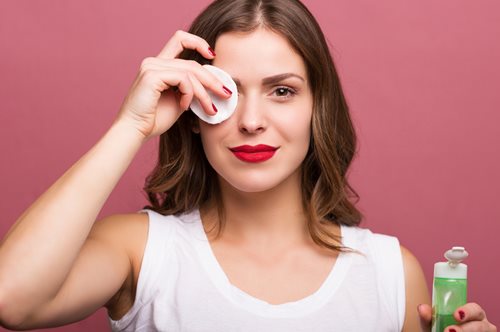 Ξέμεινες από ντεμακιγιάζ; Ε, και; Φτιάξε το δικό σου εύκολα, γρήγορα και οικονομικά