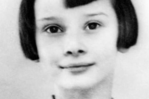 Πώς ήταν η Όντρεϊ Χέπμπορν στην παιδική και την εφηβική της ηλικία; Δείτε σπάνιες φωτογραφίες.