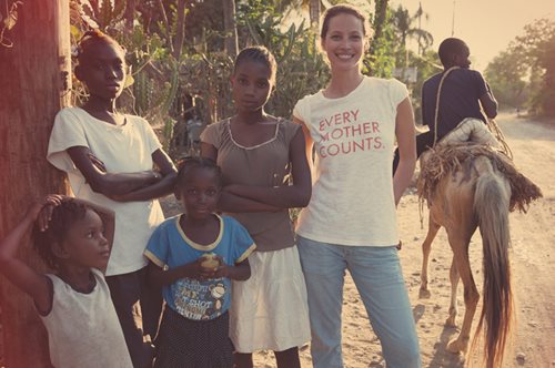 H Biotherm και η Christy Turlington βοηθούν 10,000 έγκυες να γεννήσουν με ασφάλεια