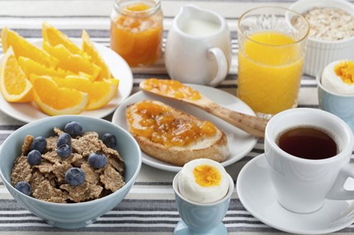 3 φοβεροί κανόνες για να αδυνατίζεις τρώγοντας πρωινό 