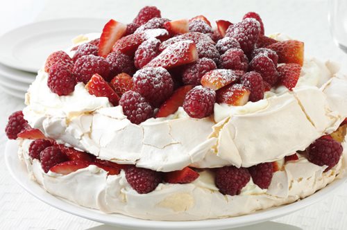 Πάβλοβα με μασκαρπόνε και φράουλες με αφράτη μαρέγκα από τον Στέλιο Παρλιάρο 