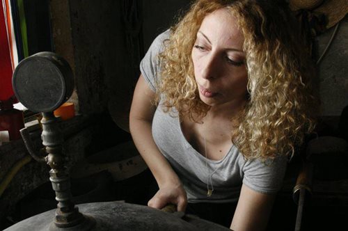 Χάρη στα ψάθινα χειροποίητα καπέλα της Λίζας, η τέχνη της ελληνικής πιλοποιίας διατηρείται ζωντανή