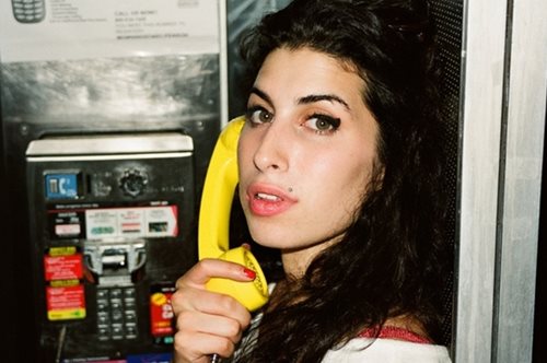 Δείτε το βιβλίο που θα κυκλοφορήσει με φωτογραφίες της Amy Winehouse πριν γίνει διάσημη