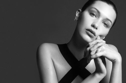H Bella Hadid φόρεσε το cropped top με ένα μοναδικό τρόπο που δεν έχουμε ξαναδεί
