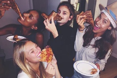 Οι Άγγελοι της Victoria Secret τρώνε πίτσα και γυμνάζονται με τις ώρες