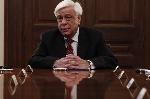 Ο Προκόπης Παυλόπουλος δεν μπορεί να αγοράσει ούτε ένα T-shirt Zara. Πόσα λεφτά έχει στην τράπεζα;