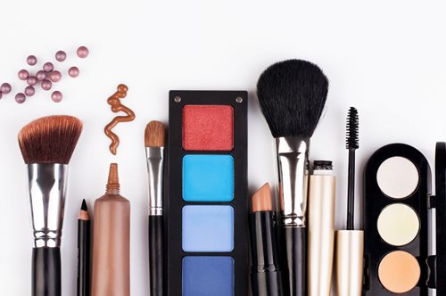 Όταν η ομορφιά δεν κρατά για πάντα, γιατί να κρατάνε τα καλλυντικά;