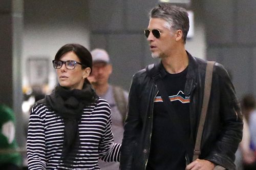 Η Σάντρα Μπούλοκ παντρεύεται τον κούκλο πρώην τοξικομανή σύντροφό της