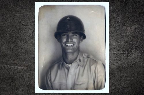 Ένας χρήστης του Internet ανέβασε τη φωτογραφία του παππού του και προκάλεσε φρενίτιδα