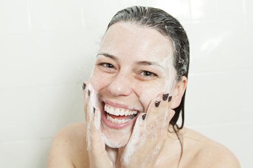 10 τέλεια προϊόντα καθαρισμού που αφαιρούν τα πάντα από το πρόσωπό σου. Ναι, τα πάντα