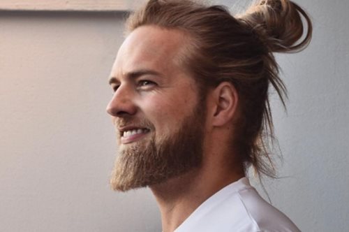 Ο 30χρονος αξιωματικός του ναυτικού είναι ό,τι πιο hot κυκλοφορεί στο ίντερνετ σήμερα