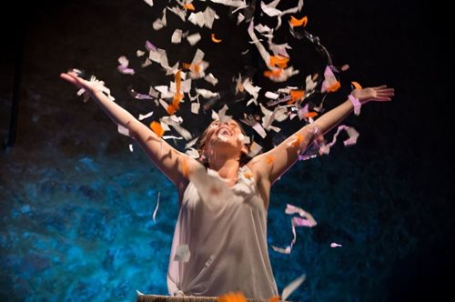 Η παιδική παράσταση «Μισό λεπτάκι, έρχομαι...» είναι εξαιρετικά  αφιερωμένη σε όλες τις μαμάδες!