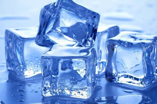 Με ένα απίθανα απλό τρικ μπορούμε να έχουμε παγάκια πιο γρήγορα