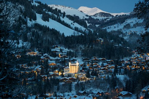 85 Έλληνες σχεδιαστές ταξιδεύουν στο Γκστάαντ με τον Αντώνη Ρέμο για καλό σκοπό