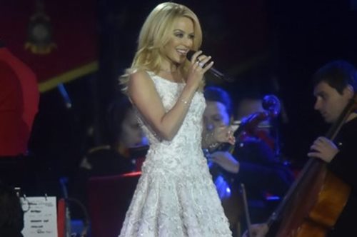 Παντρεύεσαι; Η Kylie Minogue με το πιο ωραίο πριγκιπικό φόρεμα που μπορεί να φορεθεί και ως νυφικό