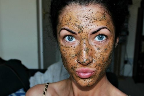 Ο καφές από την κουζίνα στο νεσεσέρ: γιατί και η επιδερμίδα μας χρειάζεται ξύπνημα