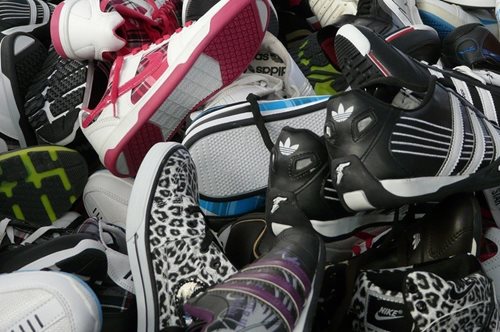 D.I.Y. Η τέλεια σκόνη για να απομακρύνετε τις οσμές από τα παπούτσια σας