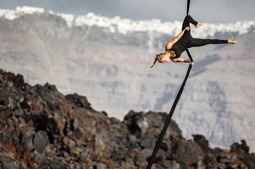 Greece Has Soul: Η Κατερίνα Σολδάτου χορεύει στον αέρα της Σαντορίνης κόβοντας την ανάσα