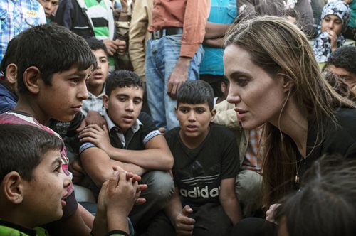 «Η Τζολί να ανοίξει τα σπίτια της για τους πρόσφυγες, αλλιώς να το βουλώσει»