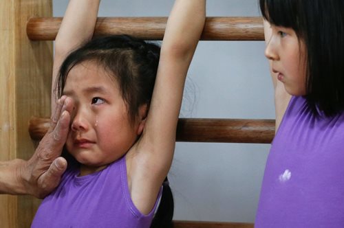 Οι αδιανόητες προπονήσεις 6χρονων παιδιών στην Κίνα για να γίνουν οι επόμενοι παγκόσμιοι πρωταθλητές