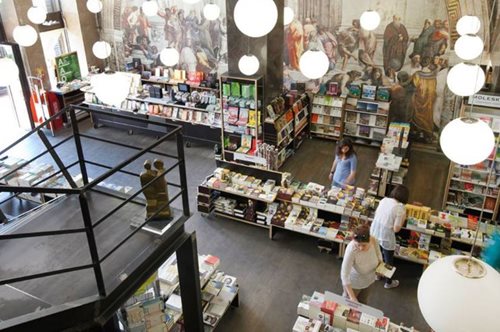 Τέλος εποχής: Λουκέτο για το βιβλιοπωλείο Παπασωτηρίου της Αθήνας