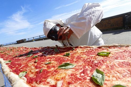 Φτιάχτηκε η μακρύτερη πίτσα στον κόσμο με μήκος... 2 χιλιομέτρων! 
