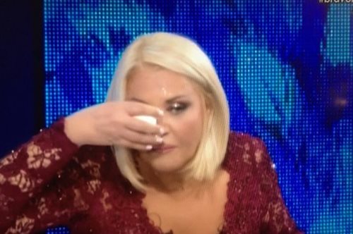 Η τηλεοπτική ομελέτα που δε θες να... φας. Κορομηλά και Θεoφάνους σπάνε live αβγά στα κεφάλια τους