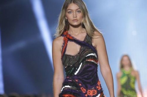 Το μοντέλο Gigi Hadid βιντεοσκοπεί το μυστικό της επιτυχίας του ξεχωριστού περπατήματός της