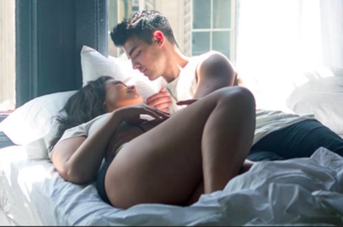 Plus size μοντέλο πρωταγωνιστεί σε video clip και το διαδίκτυο χειροκροτά