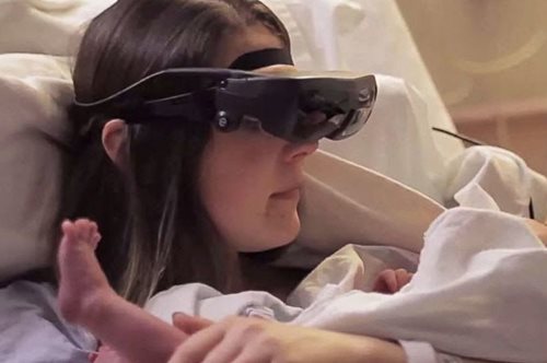 Τυφλή μητέρα βλέπει το μωρό της για πρώτη φορά χάρη στη νέα τεχνολογία