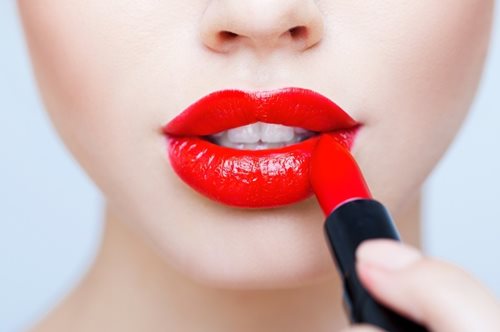 Το κραγιόν που θα αντικαταστήσει το κλασικό κόκκινο την επόμενη χρονιά