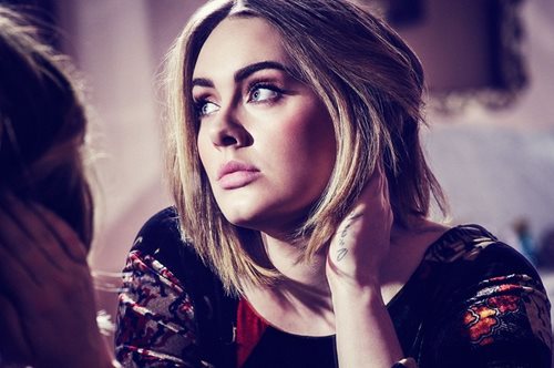 Πιο stylish από ποτέ η Adele με floral φόρεμα 5.200 ευρώ. Δες πώς θα το αντιγράψεις από 29.90 ευρώ