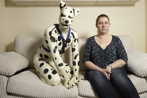 Η σκυλίσια ζωή έγινε πραγματικότητα. Η νέα μανία των Βρετανών που έχει σοκάρει τον πλανήτη