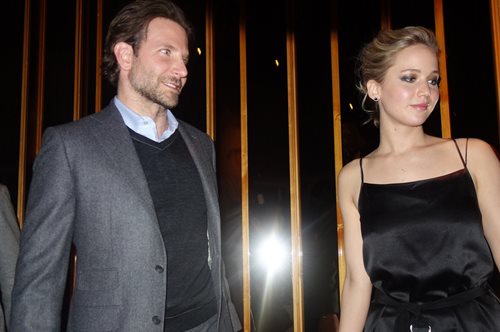 Η Τζένιφερ Λόρενς ομιλεί για τα οπίσθια του Μπράντλεϊ Κούπερ και διδάσκει στυλ «σταρικών» δηλώσεων