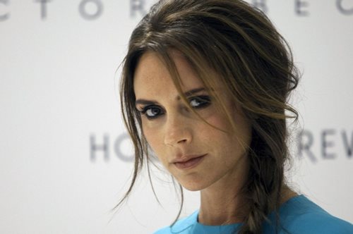 Η νέα μανία της Victoria Beckham είναι αυτό το τέλειο T-Shirt και είναι ήδη sold out