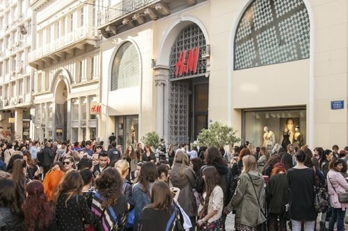 Μάθε με ποιον οίκο μόδας είναι η νέα συνεργασία της H&M 