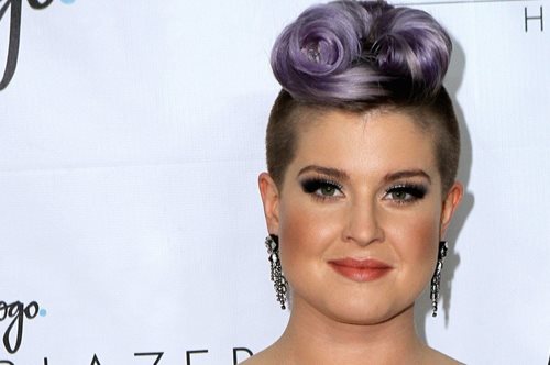 H Kelly Osbourne τουίταρε τον αριθμό τηλεφώνου της ερωμένης του πατέρα της 