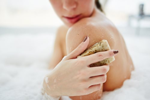 Λίγο πριν το μαύρισμα. Τα 10 καλύτερα scrub σώματος για κάθε budget