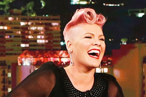 H Pink είναι μια από εσάς.Δείτε τι κάνει όταν εμφανίζεται ξαφνικά μπροστά της ο Τζόνι Ντεπ