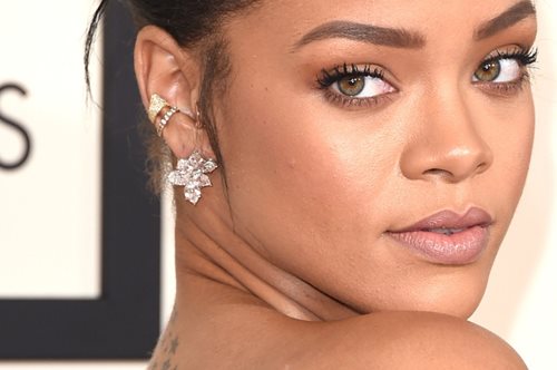 Δείτε πρώτοι τα γυαλιά ηλίου που σχεδίασε η Rihanna για τον οίκο Dior