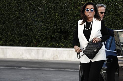 Τα αγαπημένα αξεσουάρ της Ντόρας Μπακογιάννη ως πρωταγωνιστές στα αγαπημένα της σύνολα 