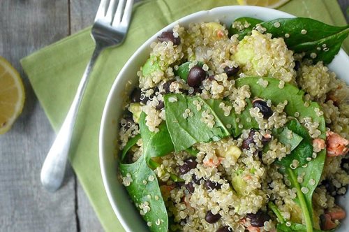 Δροσερή σαλάτα με κινόα και σπανάκι με 350 θερμίδες