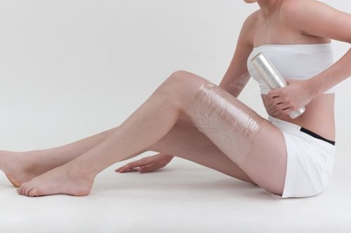 Αδυνατίστε με Vicks τυλίγοντας το σώμα σας με μεμβράνη κουζίνας. Άμεσα αποτελέσματα