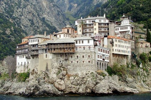 Οι γυναίκες που παραβίασαν το άβατο και εισέβαλαν στα άδυτα του Αγίου Όρους 